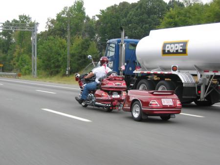 meme les motos ont des remorques!